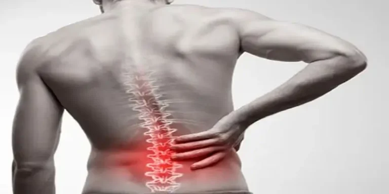 लंबे समय से हो रहा है पीठ दर्द? जानिए, यह हो सकता है खतरनाक कैंसर का पहला संकेत