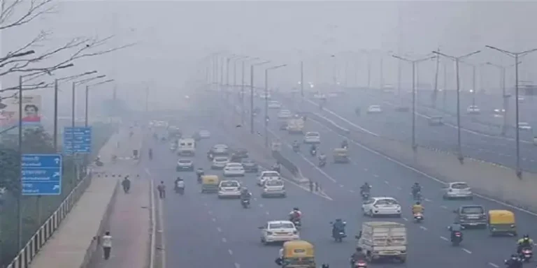 दिल्ली-NCR में कोहरे और प्रदूषण का कहर, AQI 464 तक पहुंचा, यातायात हुआ बेहाल