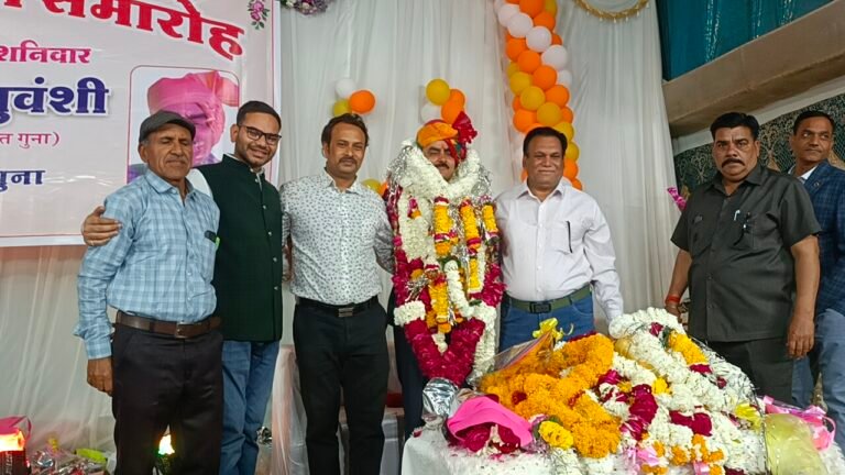 सेवा निवृत्ति समारोह में पंचायत इंस्पेक्टर रामवीर सिंह रघुवंशी को दी भावभीनी विदाई